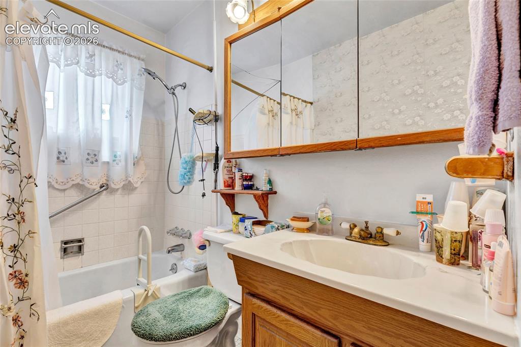 Image 14 of 26: Full bathroom