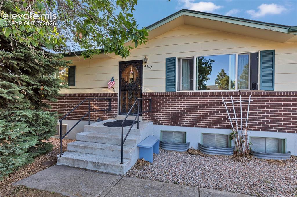 Image 2 of 26: Entry with double rails