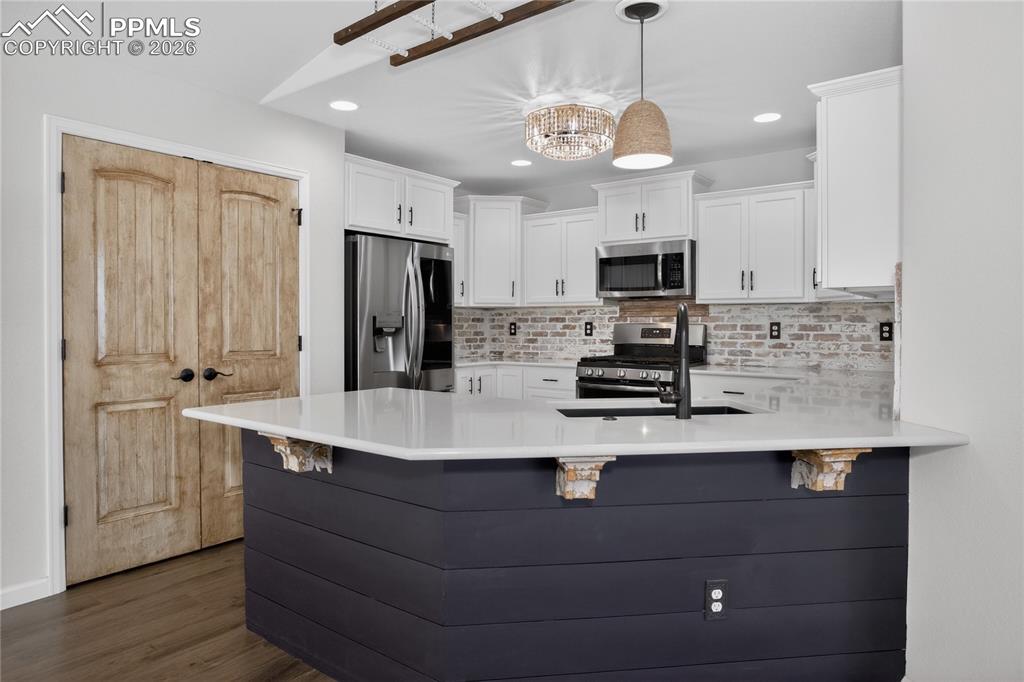 Image 11 of 50: Kitchen.