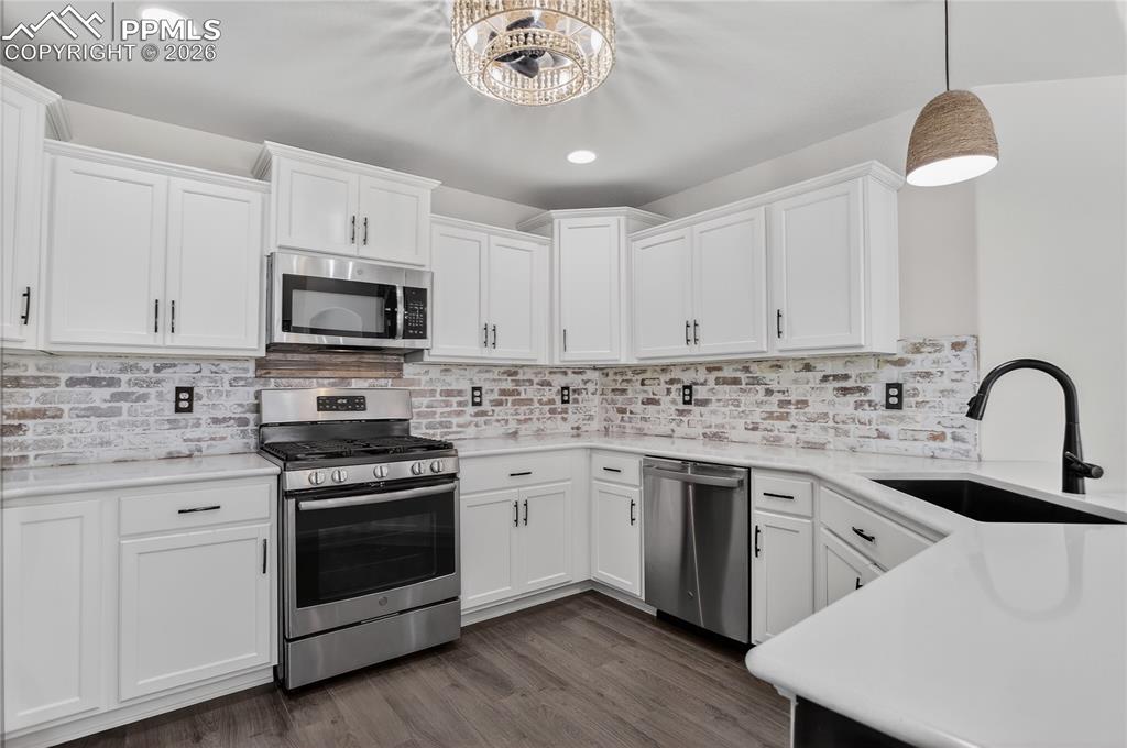 Image 12 of 50: Kitchen.