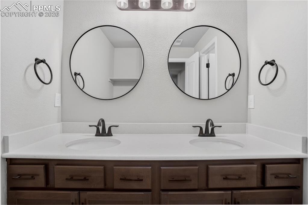 Image 40 of 50: Full hall bathroom.