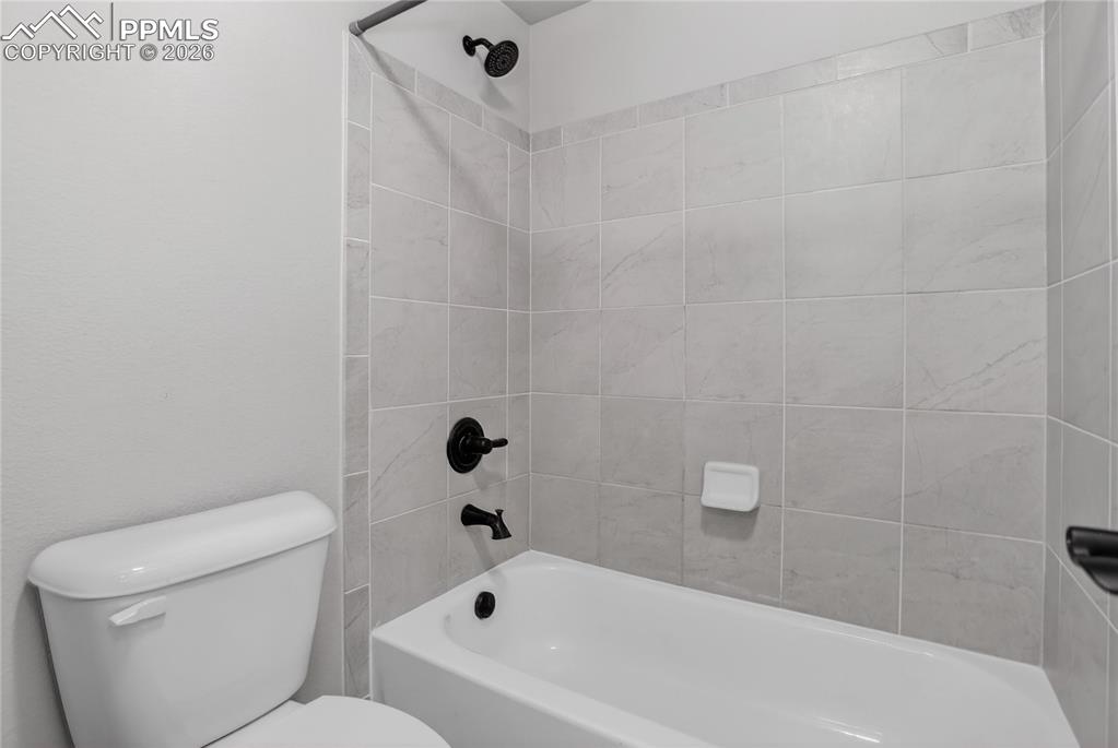 Image 41 of 50: Full hall bathroom.
