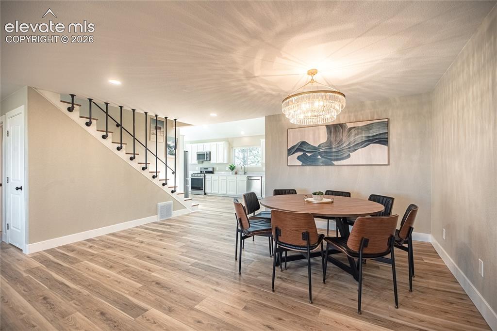 Image 10 of 50: Dining Area