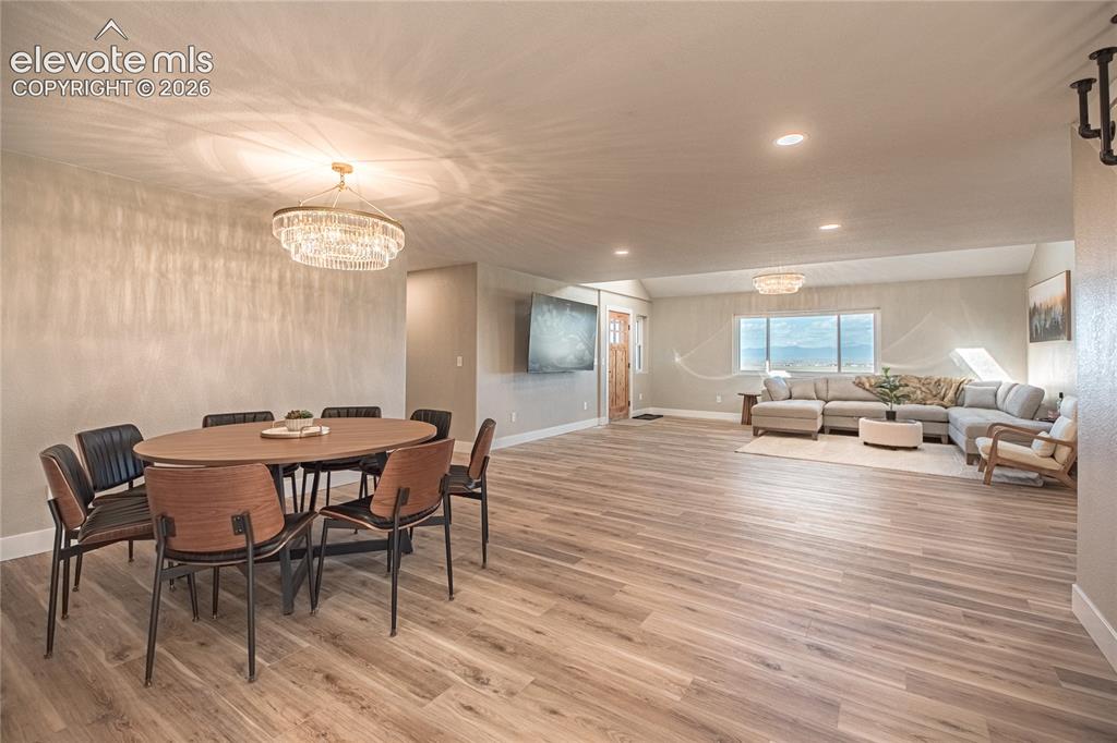 Image 11 of 50: Dining Area