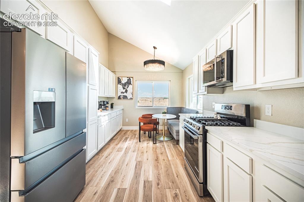 Image 14 of 50: Kitchen