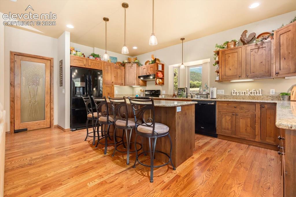 Image 15 of 47: Kitchen