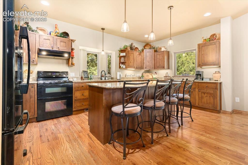 Image 16 of 47: Kitchen