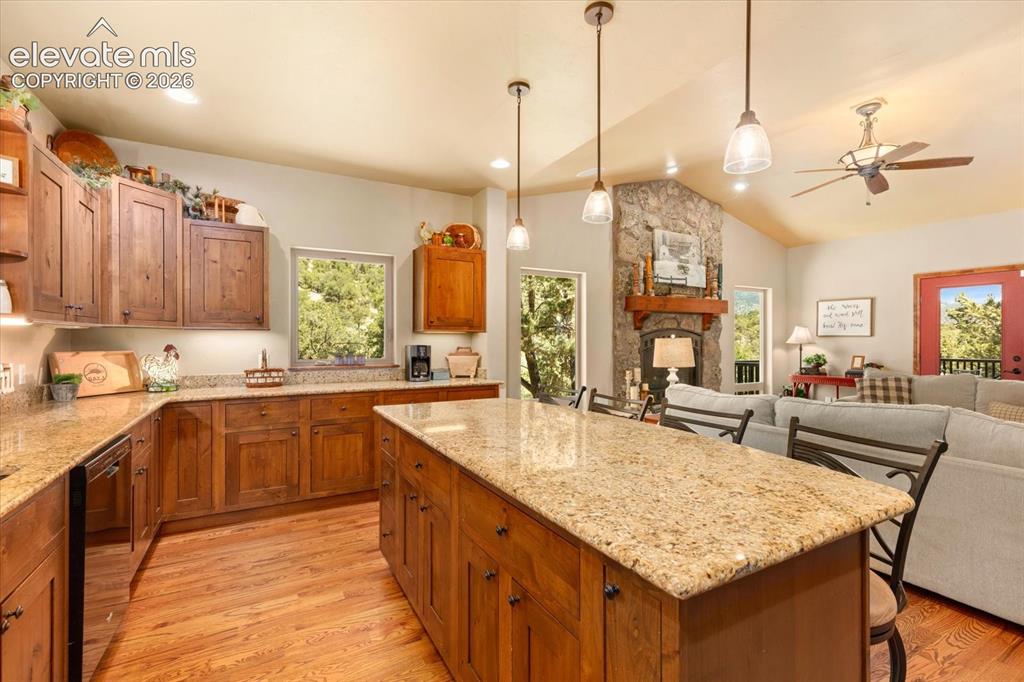 Image 17 of 47: Kitchen