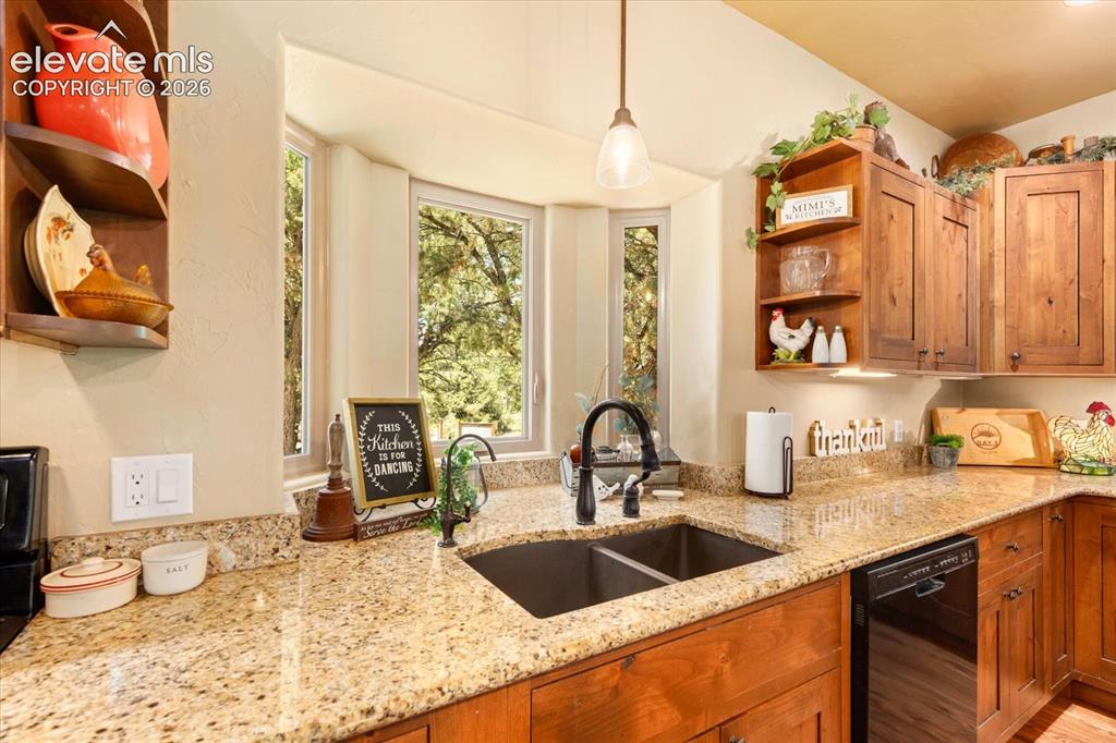 Image 18 of 47: Kitchen