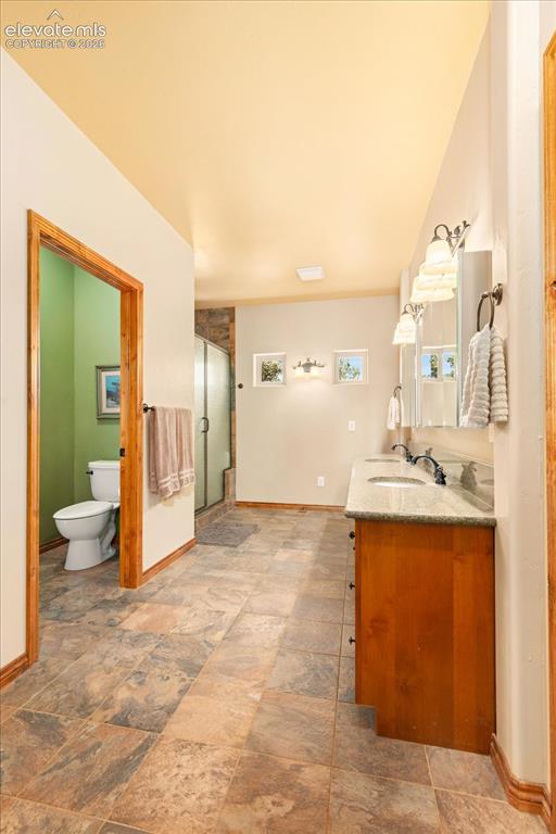 Image 26 of 47: Bathroom