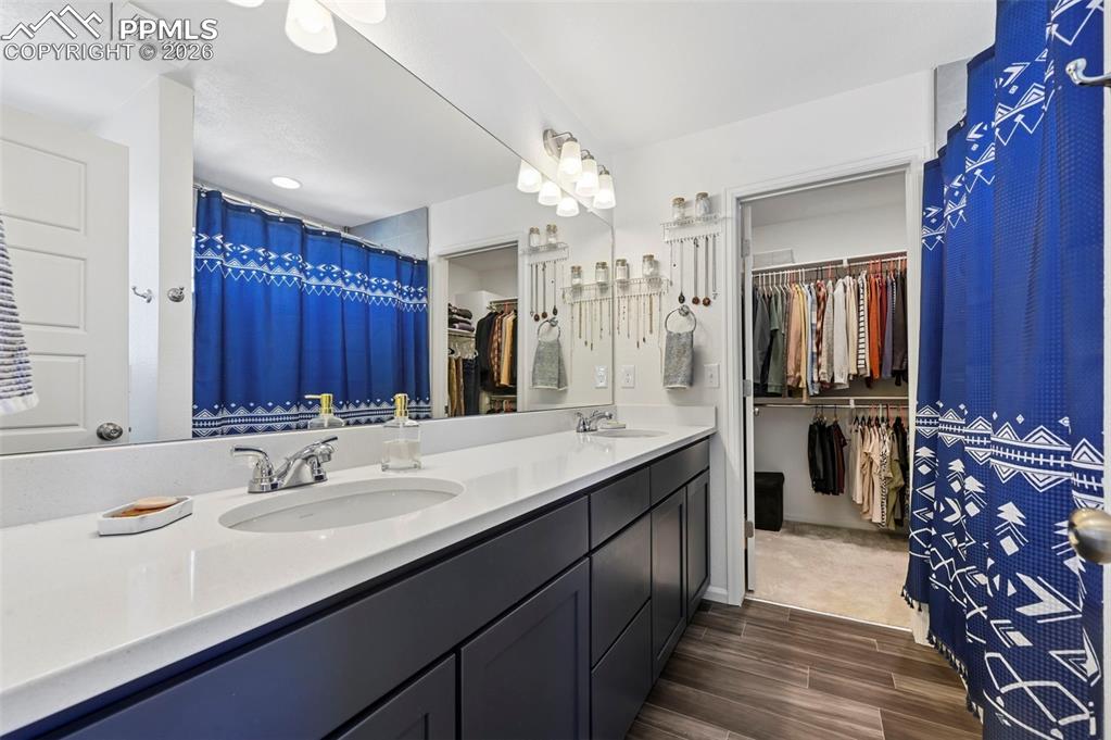 Image 23 of 42: Bathroom