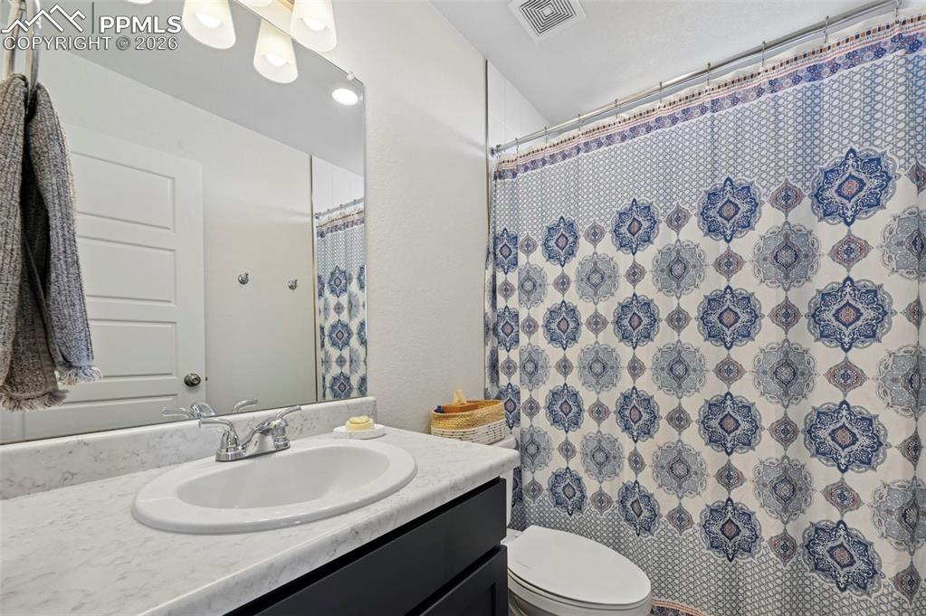 Image 26 of 42: Bathroom