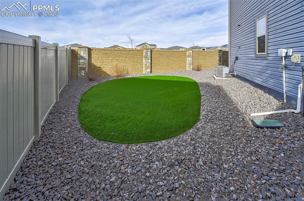 Image 33 of 42: Yard