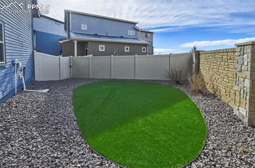 Image 34 of 42: Yard