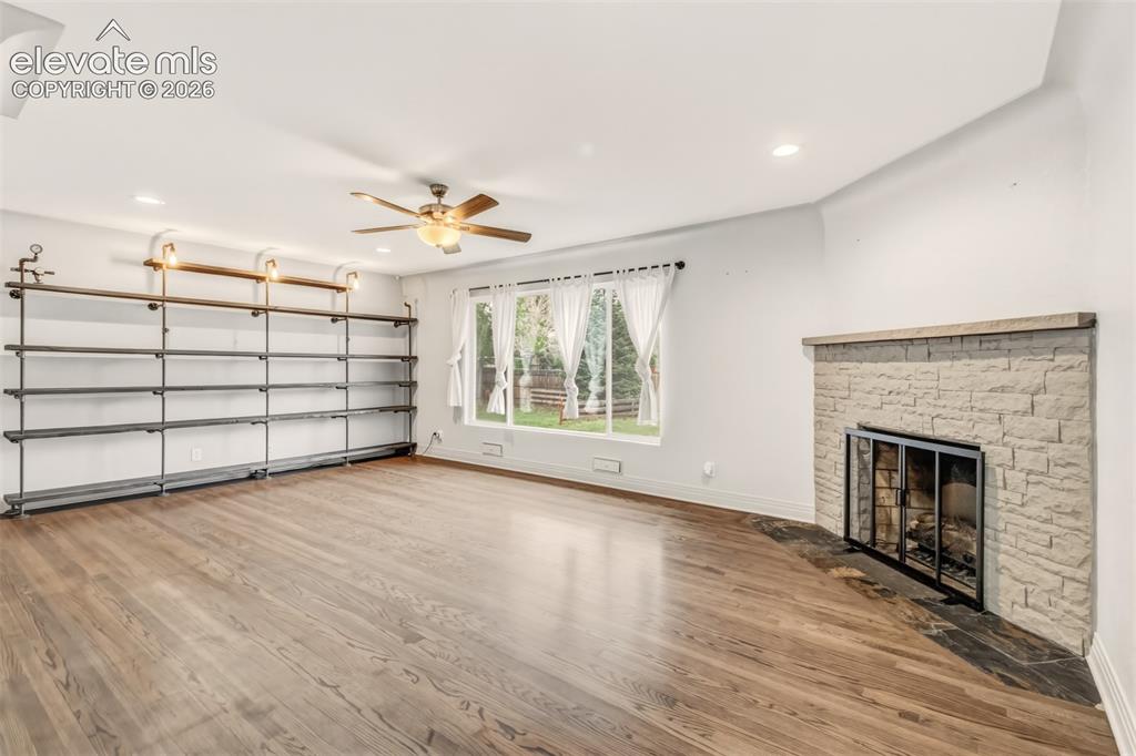 Image 10 of 40: Living Room