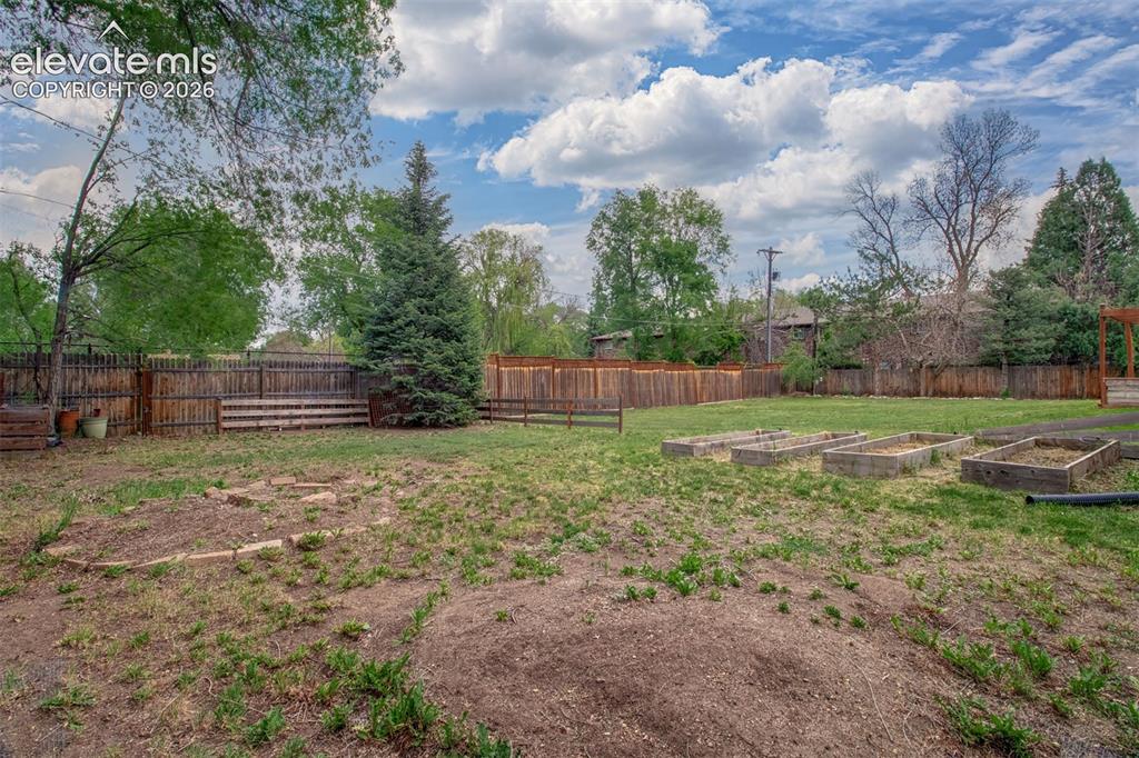 Image 36 of 40: Yard