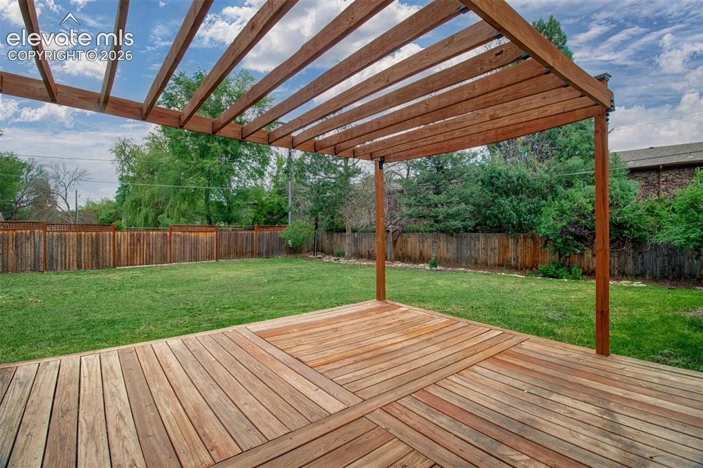 Image 37 of 40: Deck
