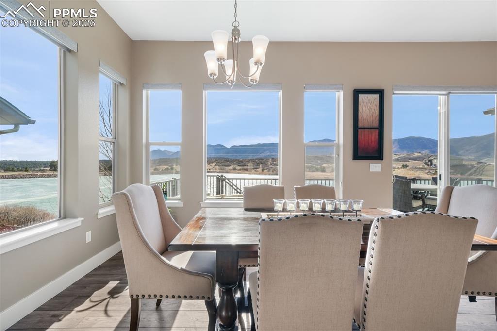 Image 11 of 50: Dining Area