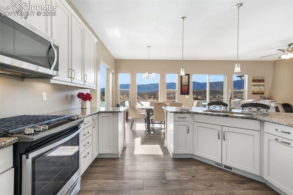 Image 15 of 50: Kitchen