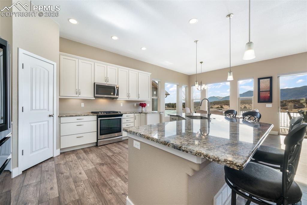 Image 16 of 50: Kitchen