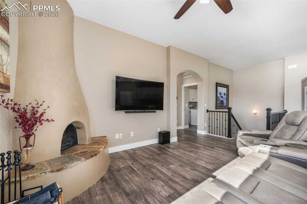 Image 19 of 50: Living Room