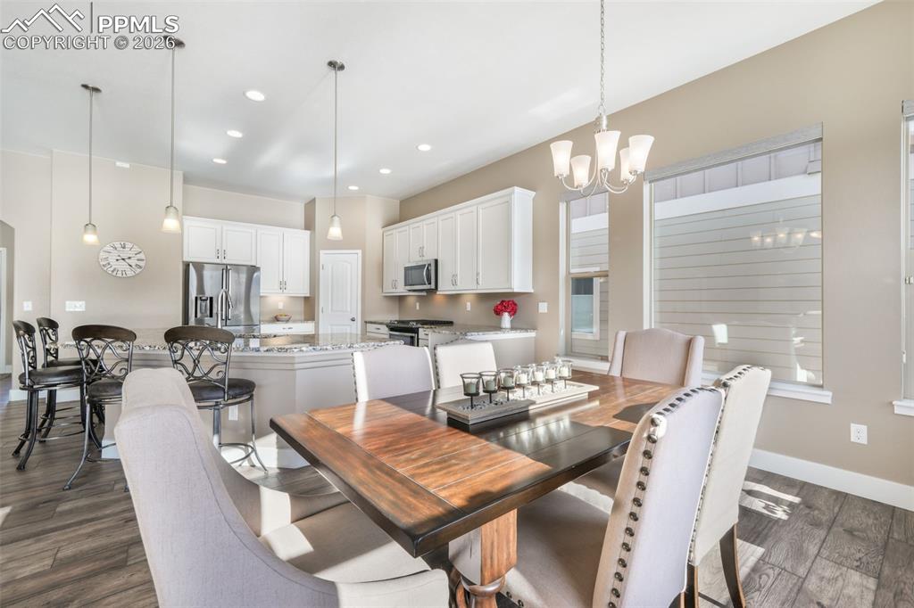 Image 20 of 50: Dining Area