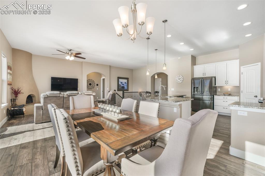 Image 21 of 50: Dining Area