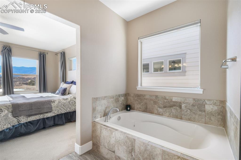 Image 30 of 50: Bathroom