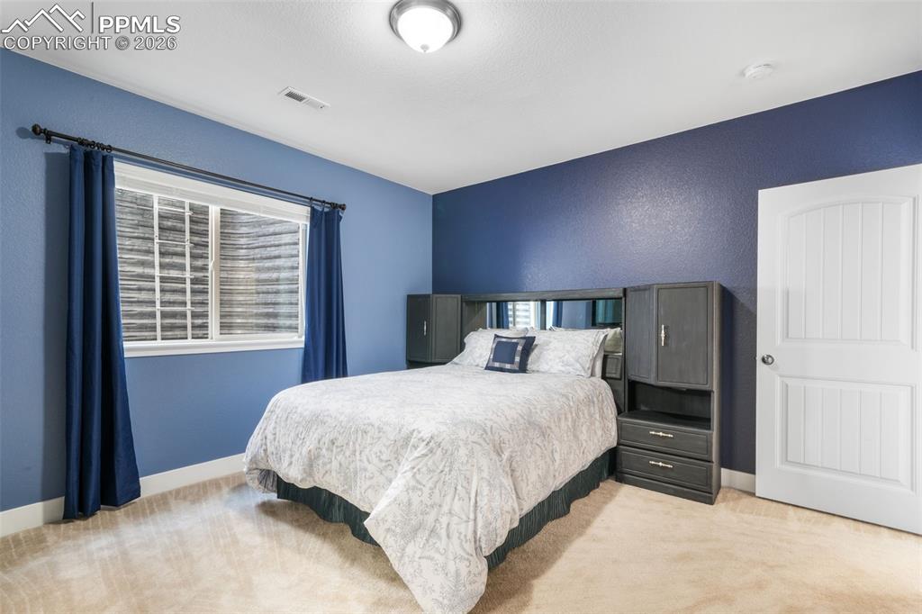 Image 39 of 50: Bedroom