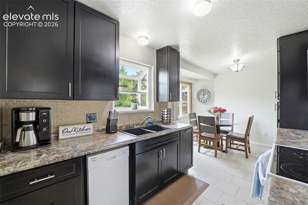 Image 10 of 40: Kitchen