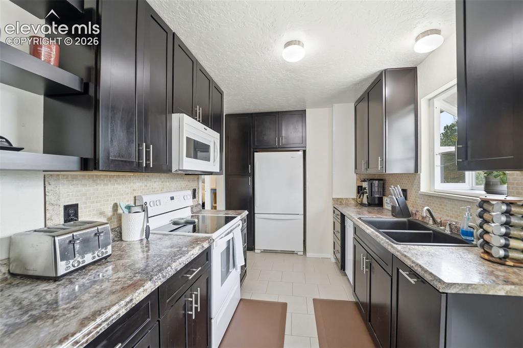 Image 11 of 40: Kitchen