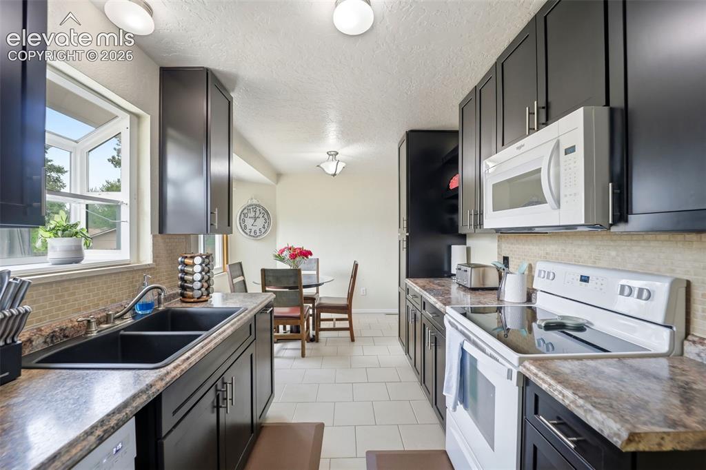 Image 13 of 40: Kitchen