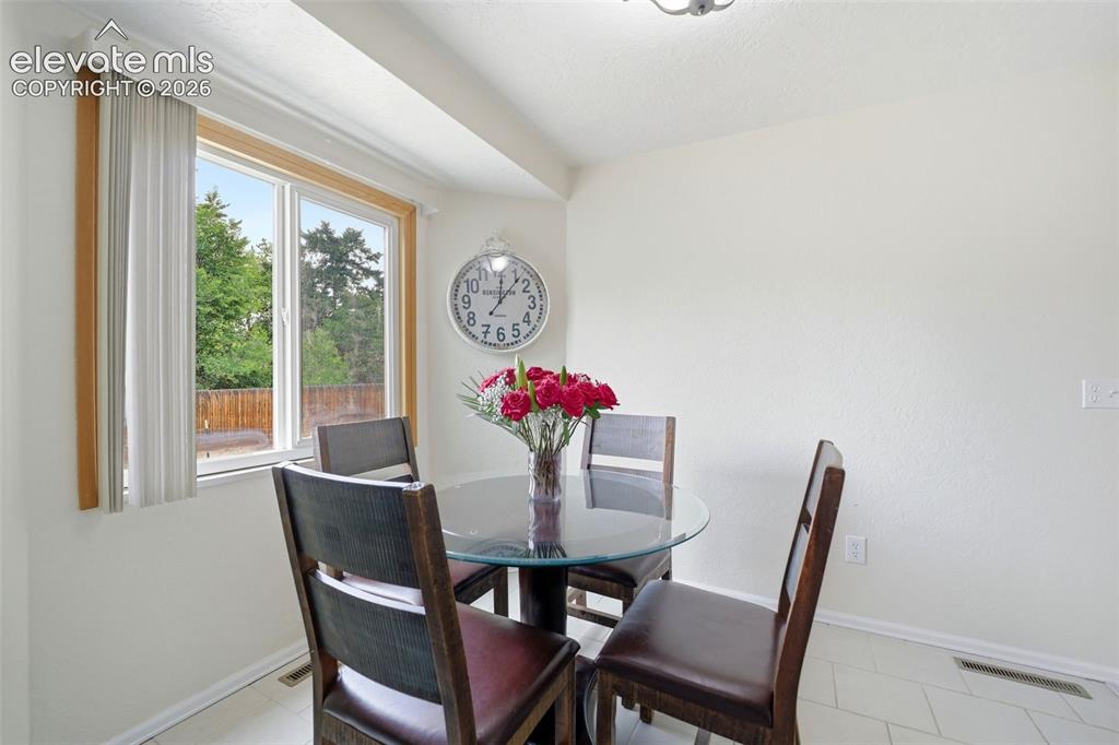 Image 14 of 40: Dining Area