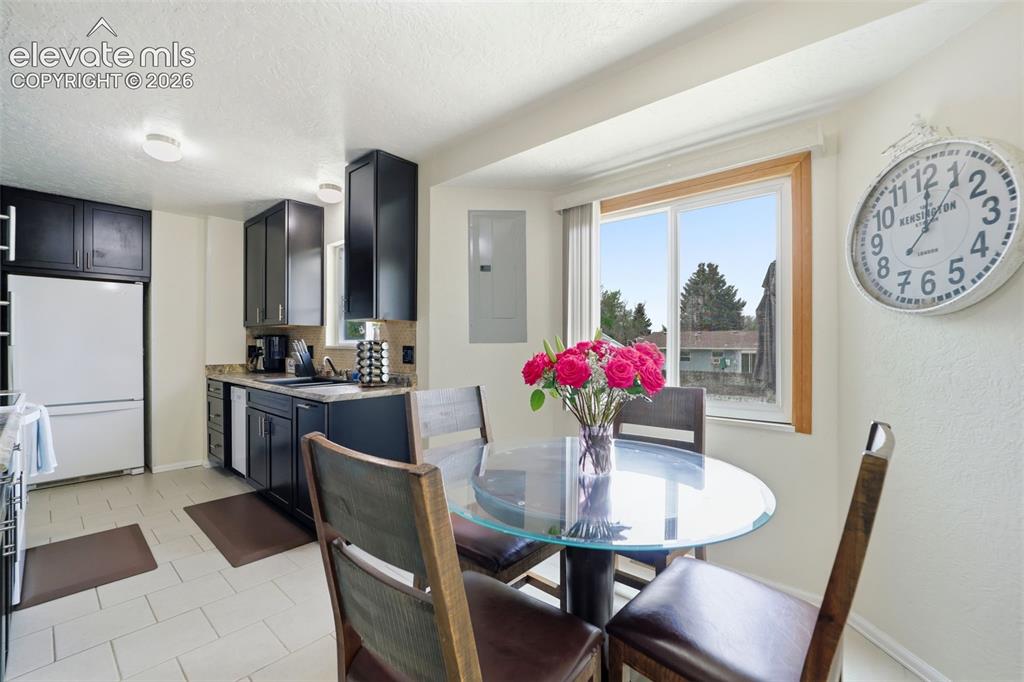 Image 15 of 40: Dining Area