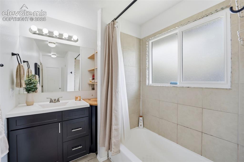 Image 21 of 40: Bathroom