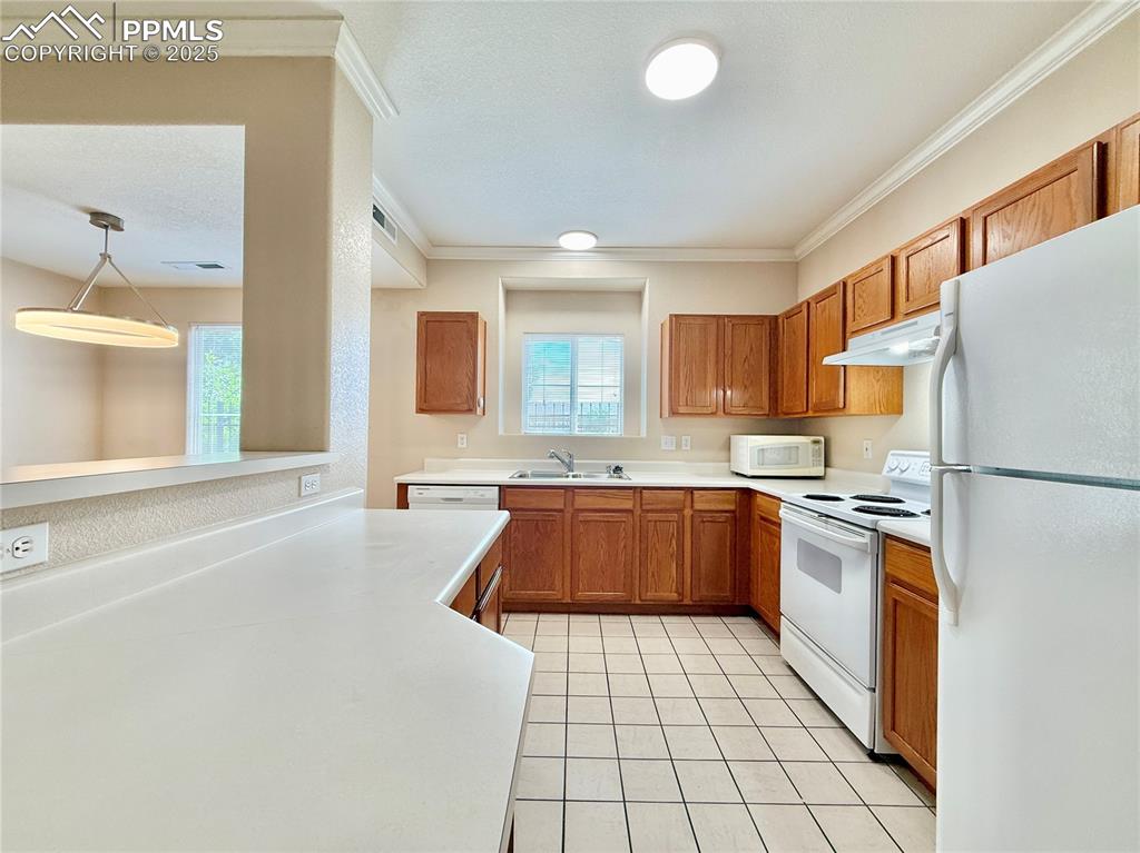 Image 10 of 24: Kitchen