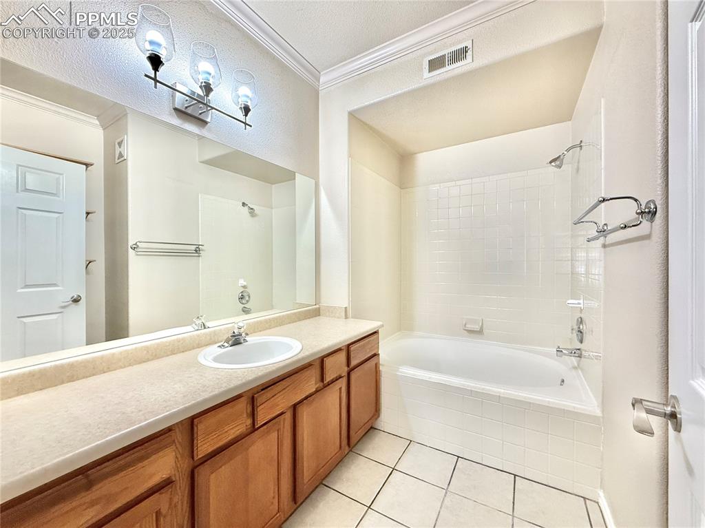 Image 15 of 24: Bathroom