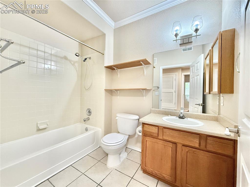 Image 18 of 24: Bathroom