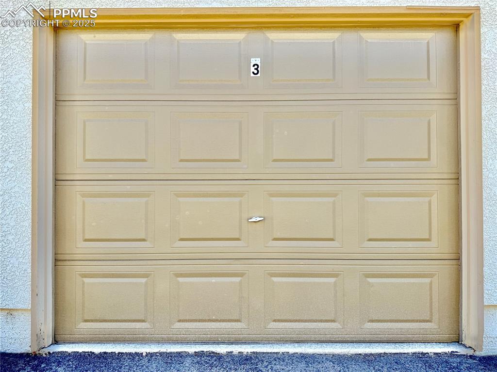 Image 21 of 24: Garage