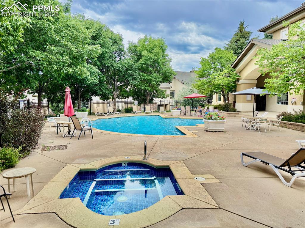 Image 23 of 24: Pool