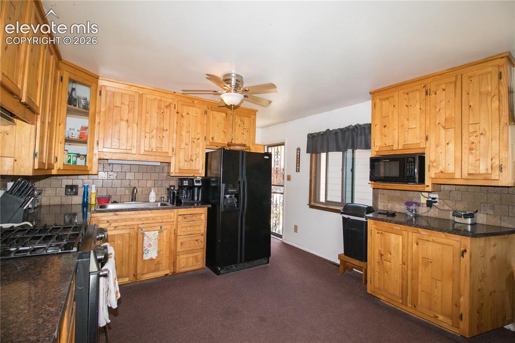 Image 9 of 33: Kitchen