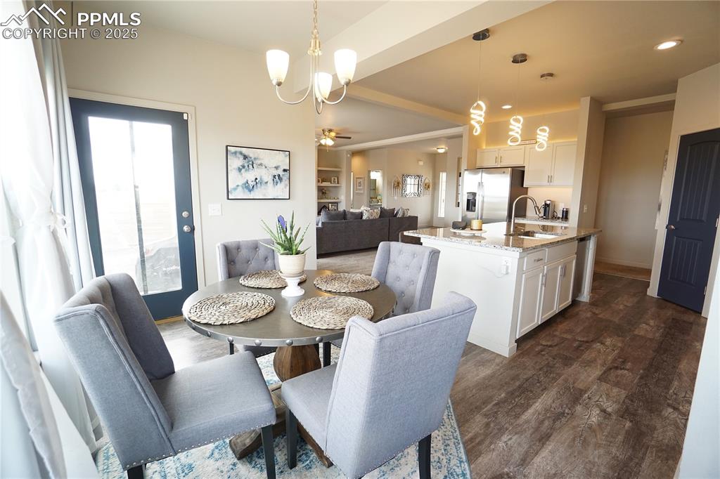 Image 13 of 46: Dining Area