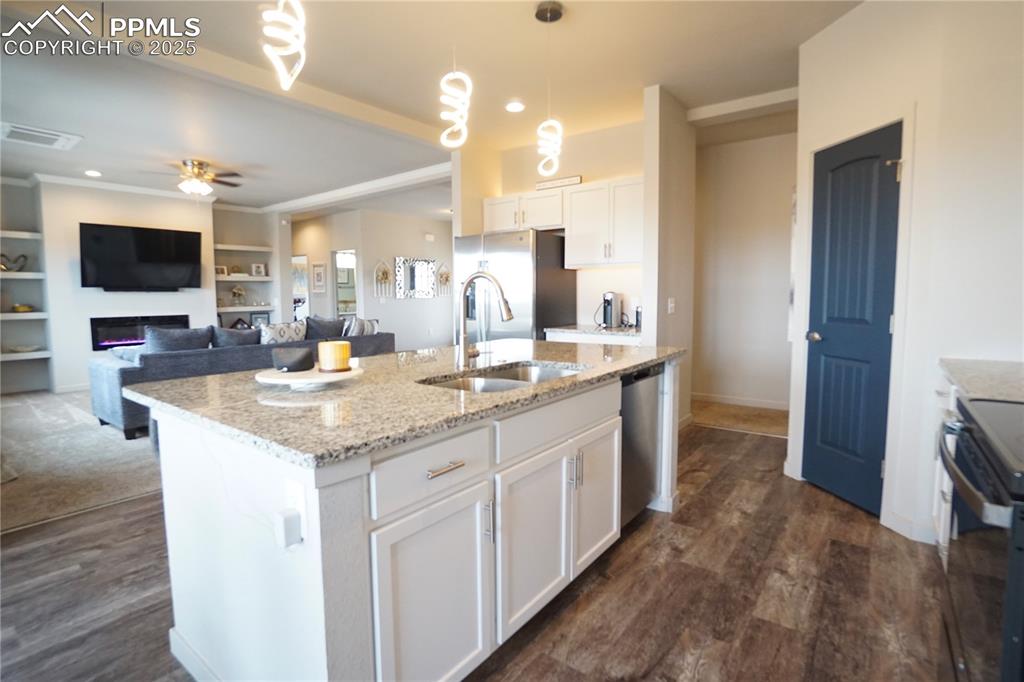 Image 14 of 46: Kitchen