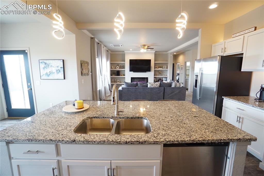 Image 15 of 46: Kitchen