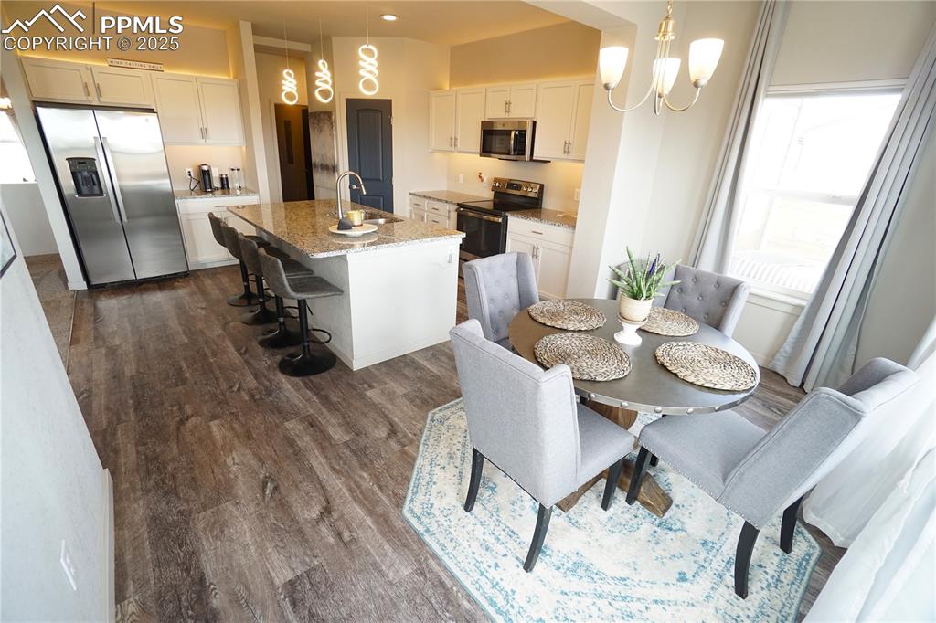 Image 16 of 46: Dining Area
