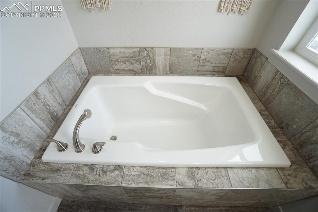 Image 31 of 46: Bathroom