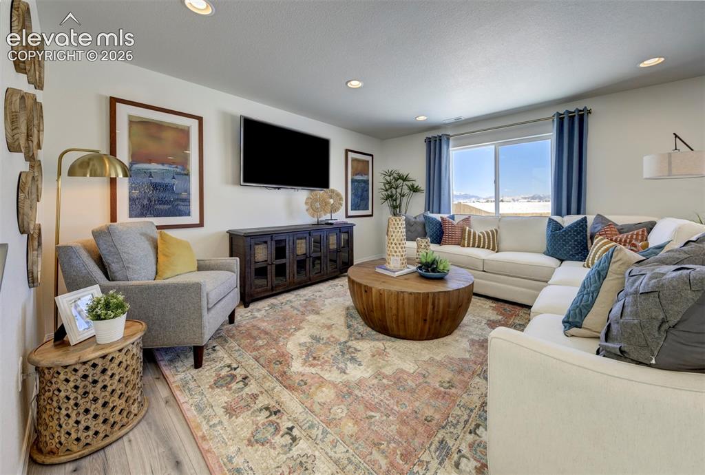 Image 8 of 22: Photos of previously built model. Some options will vary.