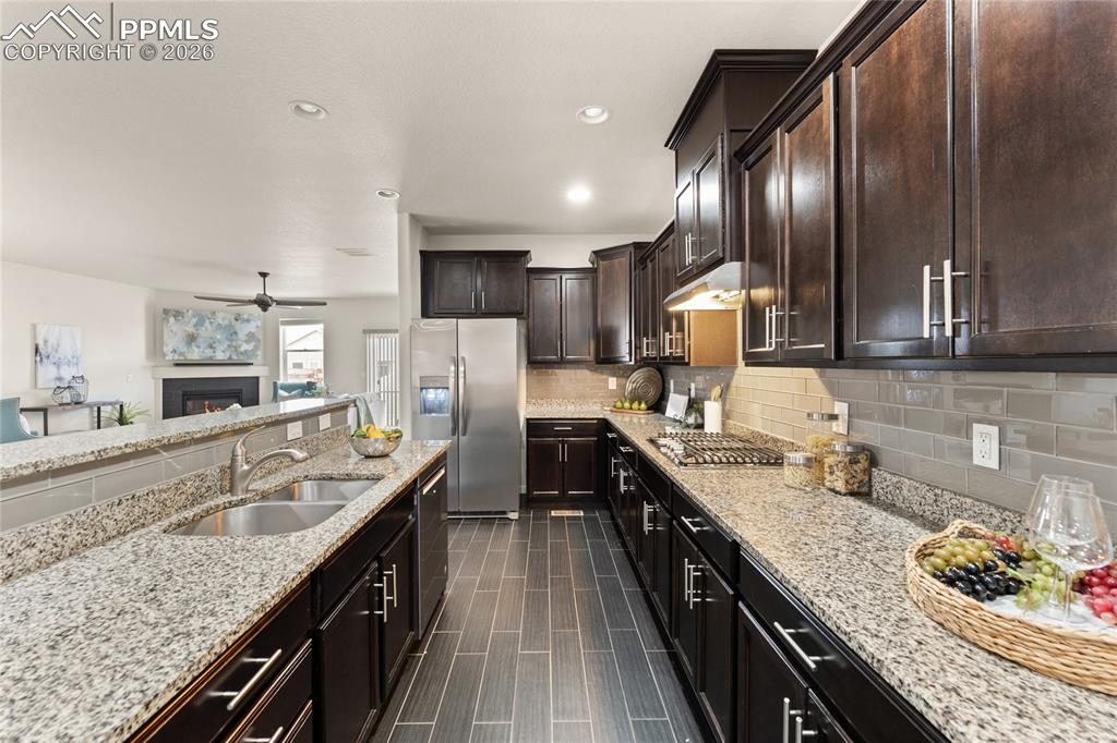 Image 15 of 40: Kitchen