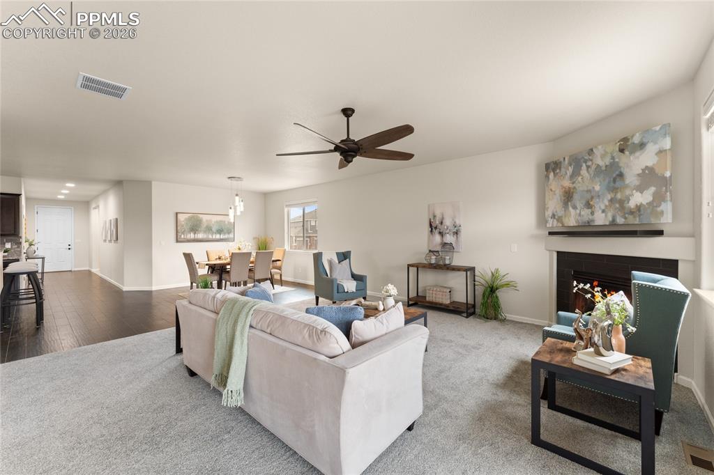 Image 18 of 40: Living Room