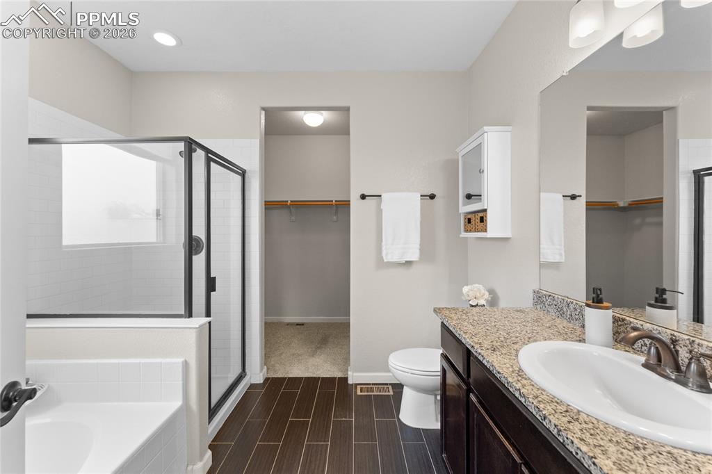 Image 22 of 40: Bathroom